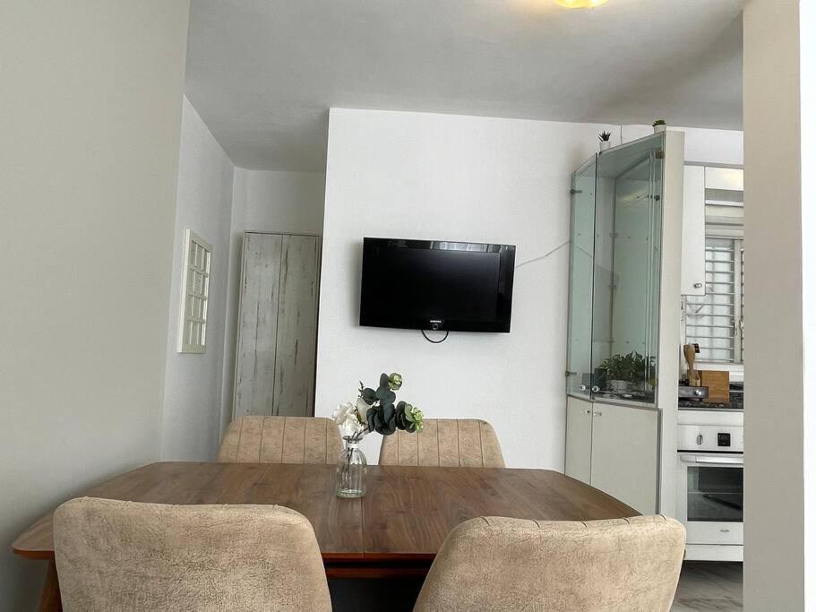 Urban Oasis- 3 - Prime - Private Parking - By Bookiz Apartment *