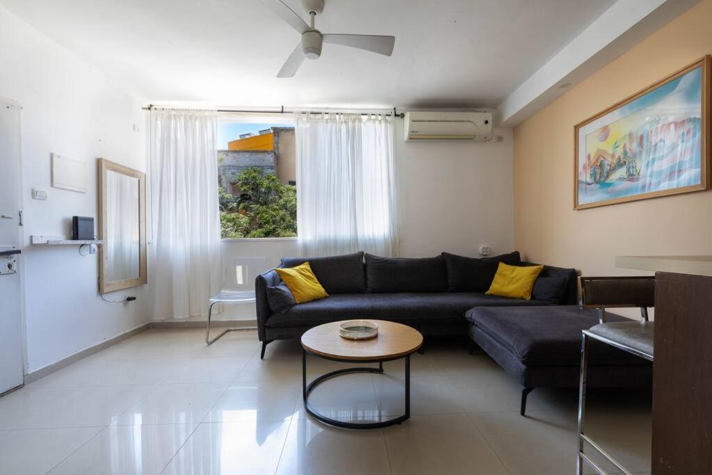 Urban Oasis- 3 - Prime - Private Parking - By Bookiz * Tel-Aviv
