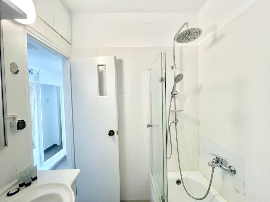 Urban Oasis- 3 - Prime - Private Parking - By Bookiz *